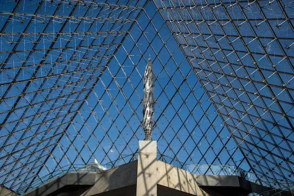 Wim Delvoye Skulptur im Louvre