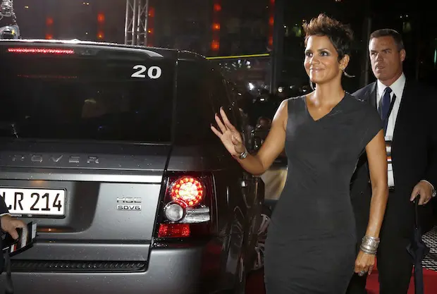 halle berry cloud atlas range rover 1