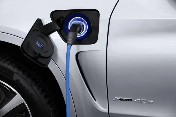 Lithium-Ionen-Batterie mit flexiblen Lademöglichkeiten, SAV typische Variabilität und exklusives Ambiente.