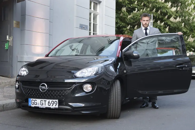 Ken Duken bei der Ankunft mit dem Opel Adam S