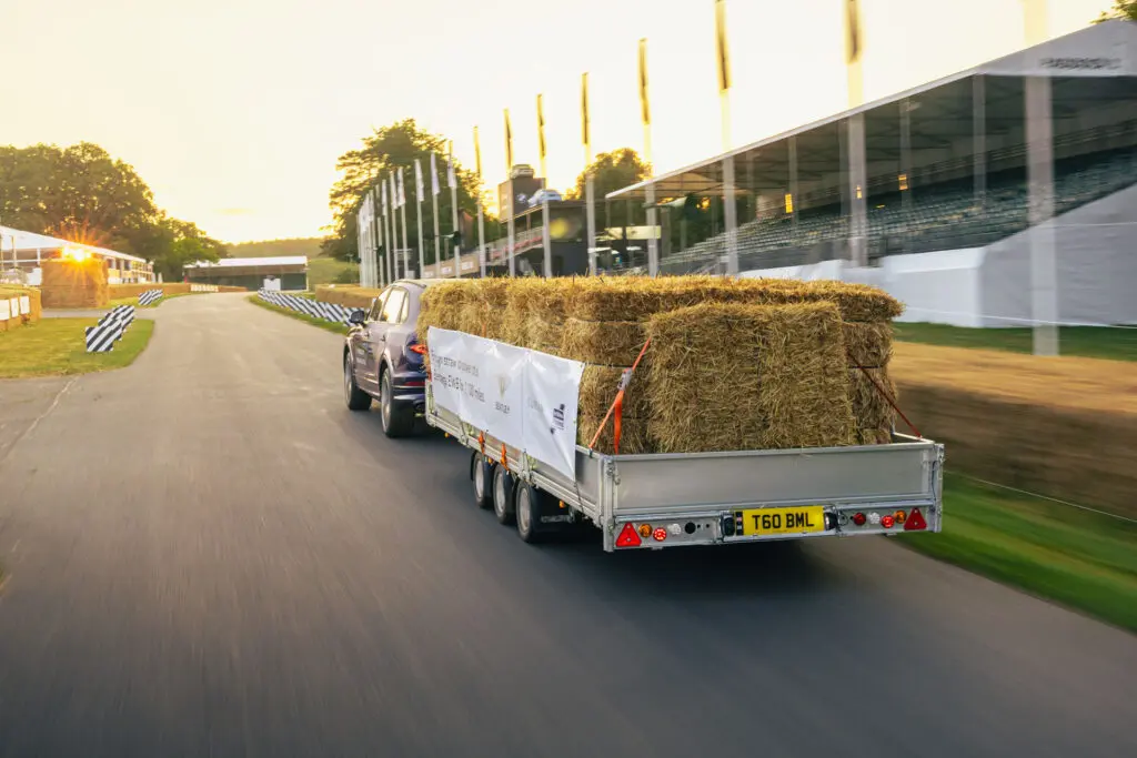 Bentley Bentayga EWB Trailer Blazing Goodwood | Fanaticar Magazin