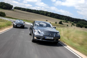 Jaguar XJ D vs Lexus LS600h - Fanaticar Magazin