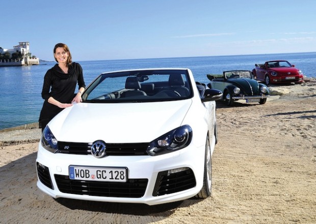 Anja Kling am Volkswagen Golf R Cabriolet.