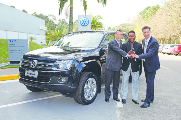 Weltfußballer Pelé bekommt seinen Volkswagen Amarok überreicht - Fanaticar Magazin