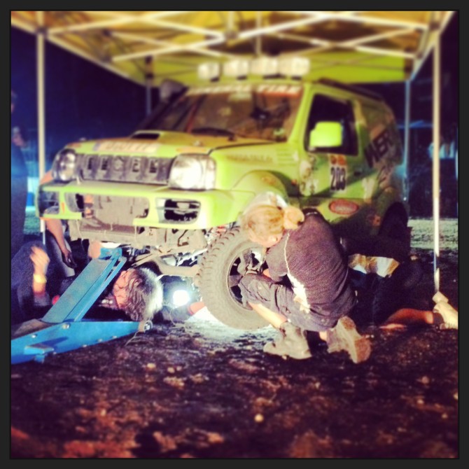 Reparaturarbeit und wahre Hilfsbereitschaft des tschechischen Teams am Suzuki Jimny GORM