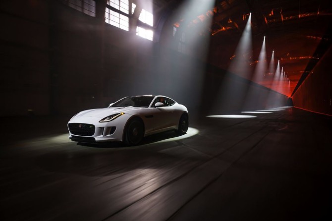 Jaguar enthüllt neues F-TYPE Coupé in Los Angeles