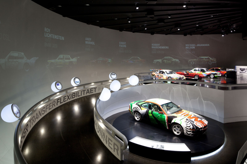 BMW Art Cars im BMW Museum. Vorn: David Hockney
