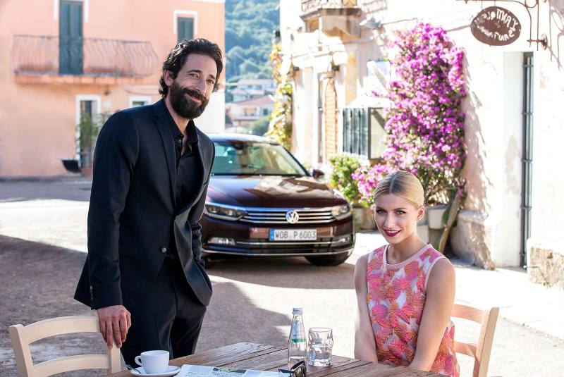 Lena Gercke  und Adrien Brody präsentieren den neuen VW Passat - Fanaticar Magazin