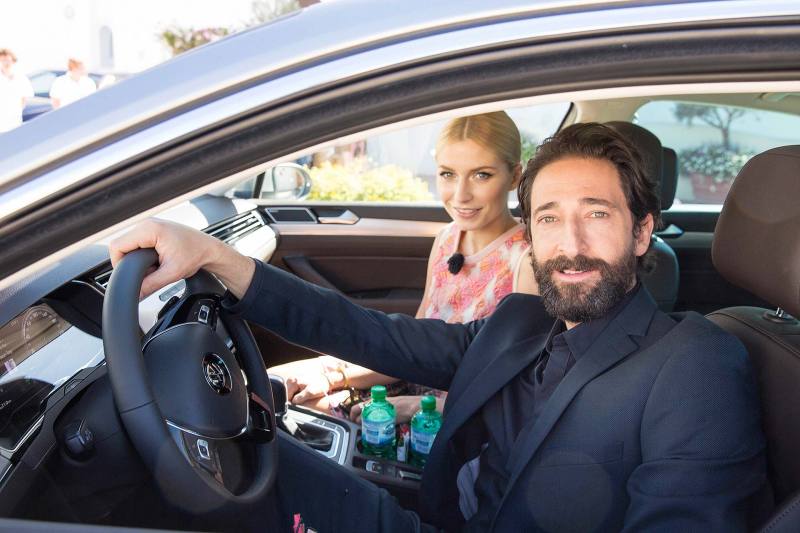 Lena Gercke  und Adrien Brody präsentieren den neuen VW Passat - Fanaticar Magazin
