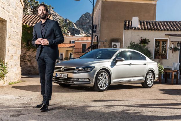 Adrian Brody präsentiert den neuen VW Passat - Fanaticar Magazin