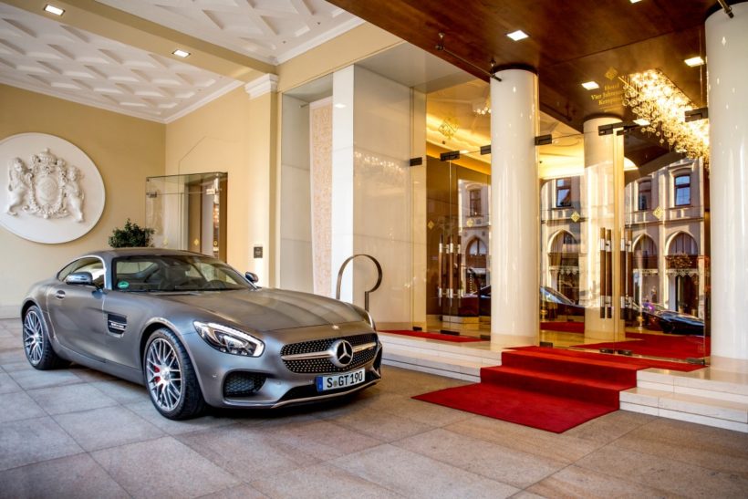 Mercedes-AMG GT S vor Hotel Vier Jahreszeiten Kempinski München