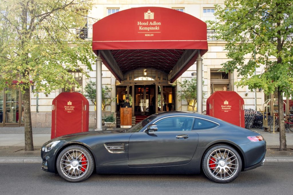 Mercedes-AMG GT S vor Hotel Adlon Kempinski Berlin