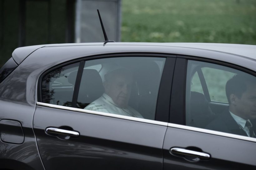 Vatikan-Oberhaupt im Fiat Tipo