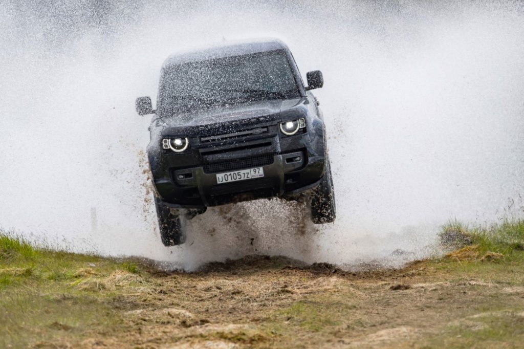 2020 New Land Rover Defender - James Bond 007