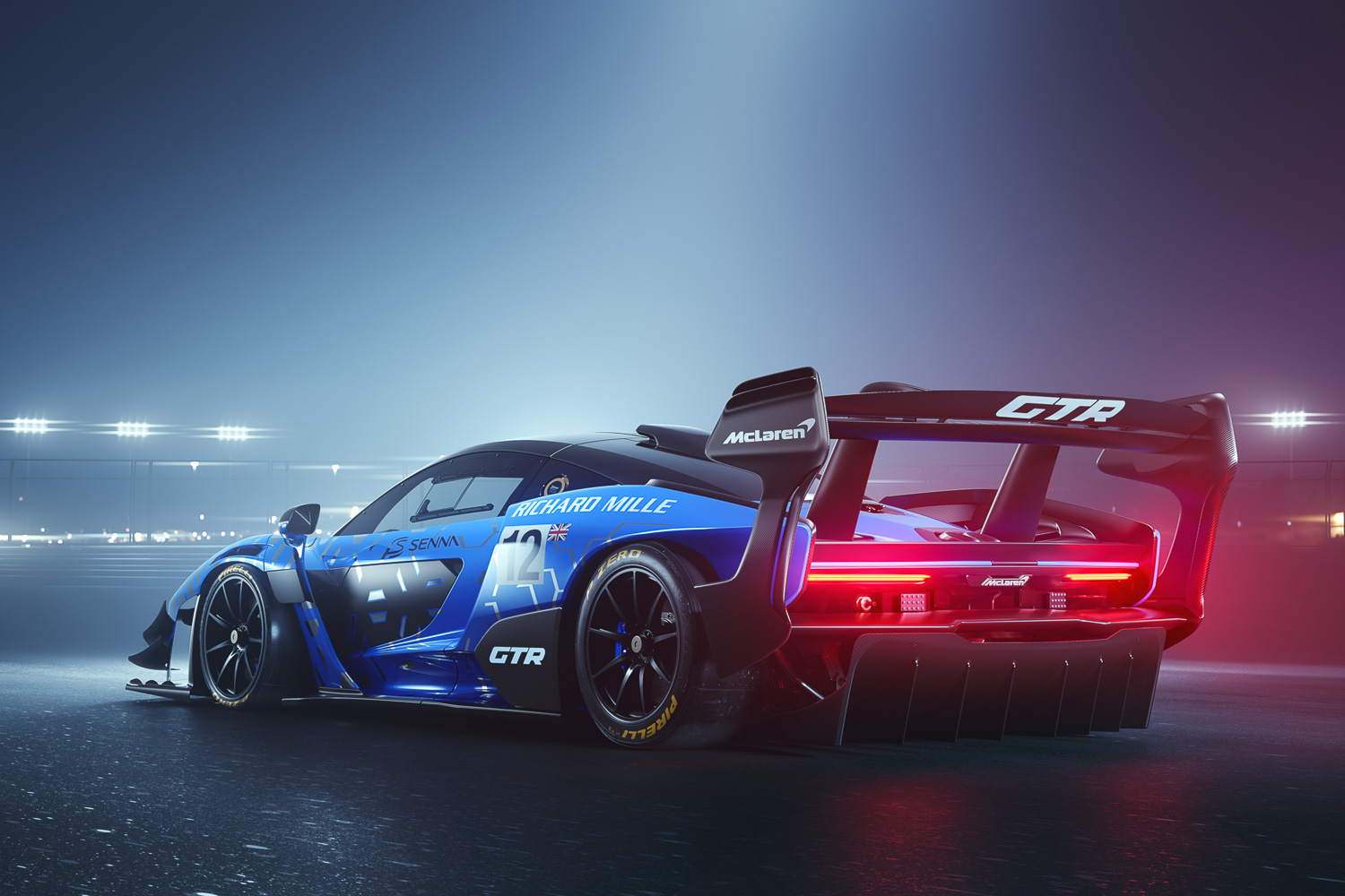 McLaren Senna GTR kommt mit Begleitung auf die Retromobile