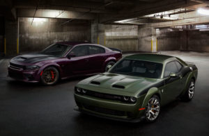 2022 Dodge Charger (left) and Challenger SRT Hellcat Redeye Widebody Jailbreak | Fanaticar Magazin