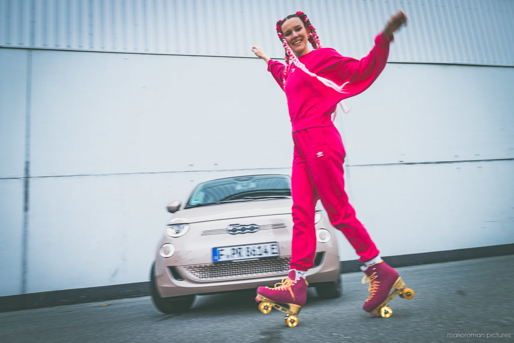 Fiat 500 e -Nastya Rollerskates | MarioRoman Pictures