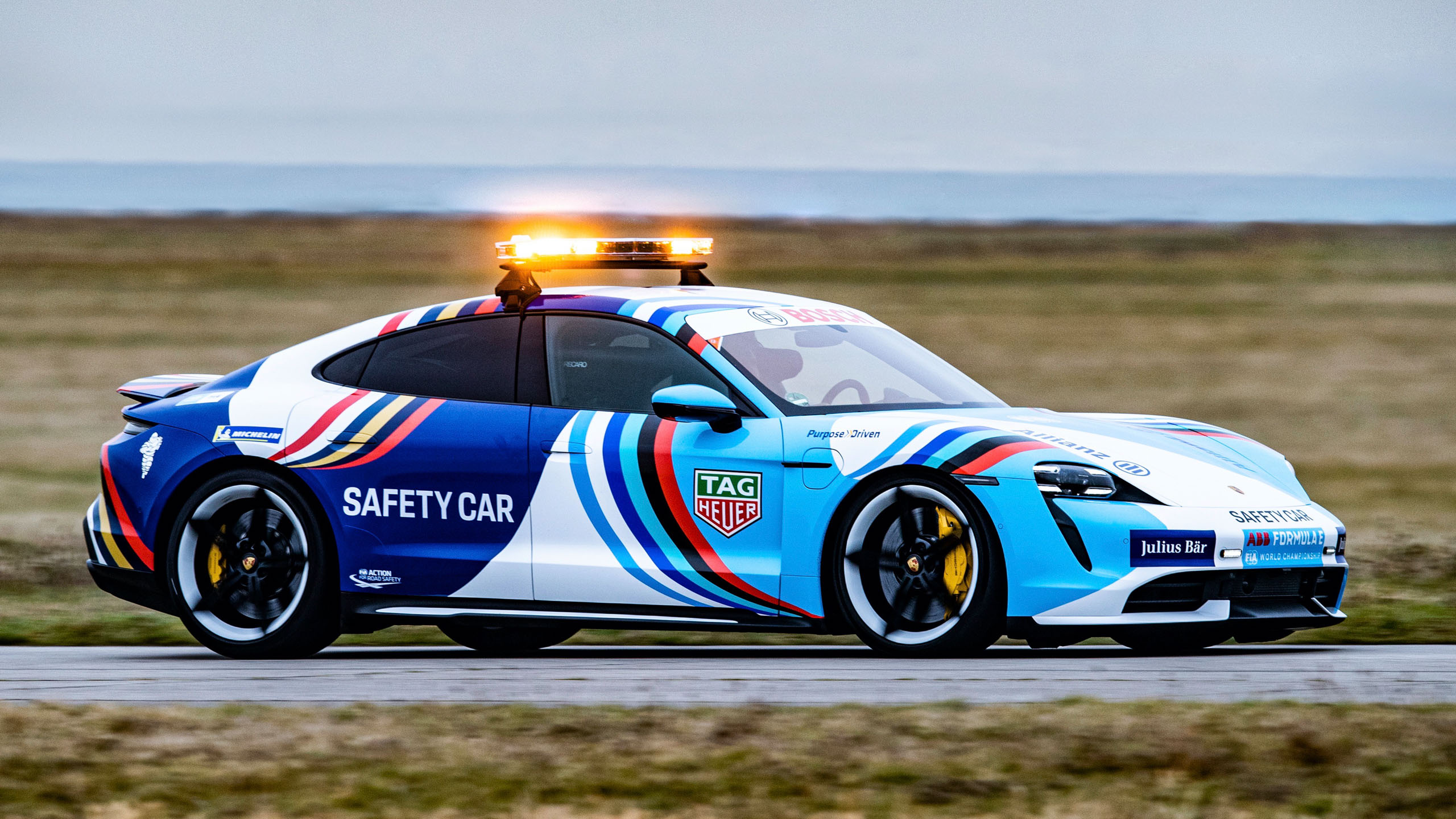 2022 Porsche Taycan Turbo S Formel E Safety Car | Fanaticar Magazin