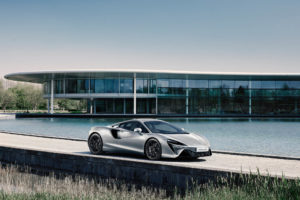 2022 McLaren Atura "Platin" Queen Elizabeth II | Fanaticar Maga