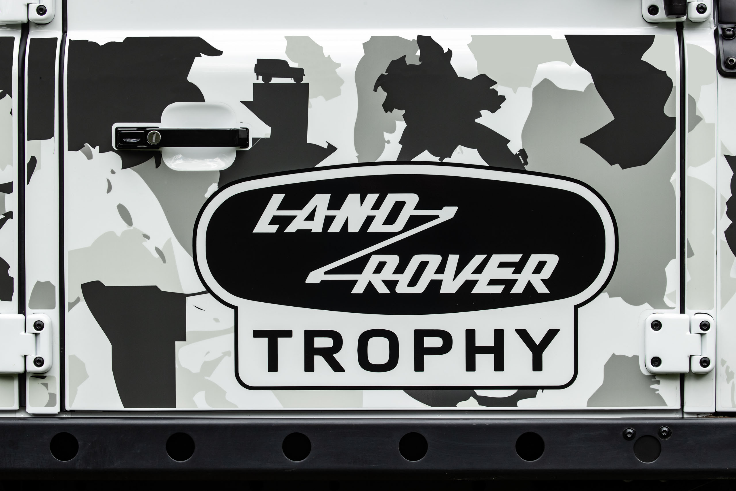 2022 Land Rover Classic Defender Works V8 Trophy II | Fanaticar Magazin