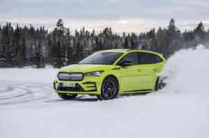 Rekord Drift auf Eis mit einem Skoda Enyaq iV RS - Fanaticar Magazin
