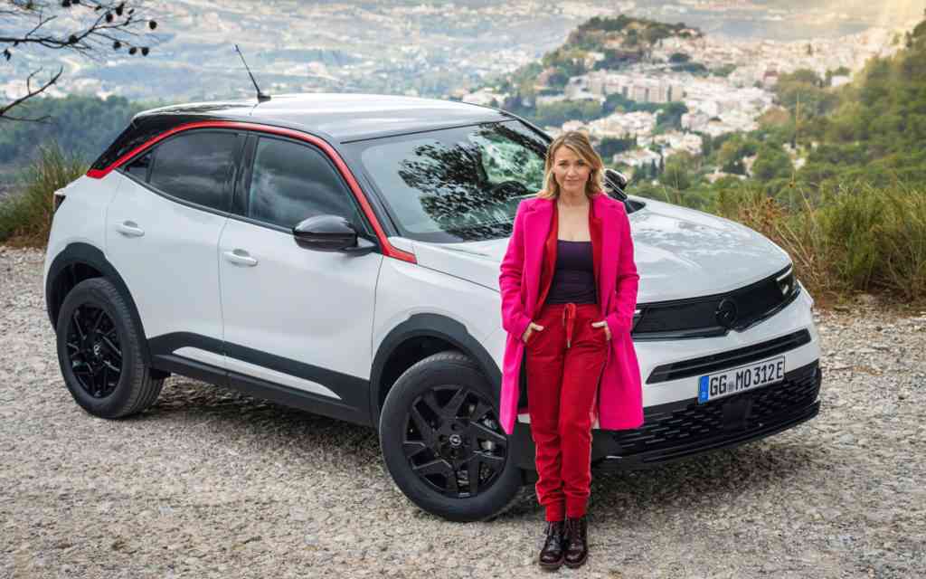 Tina Ruland mit ihrem Opel Mokka E | Fanaticar Magazin