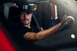 Valtteri Bottas mit seiner Alfa Romeo Giulia GTAm | Fanaticar Magazin