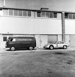 Renndienst-Bulli mit Porsche 356 B 1600 GS Carrera GTL Abarth | Fanaticar Magazin