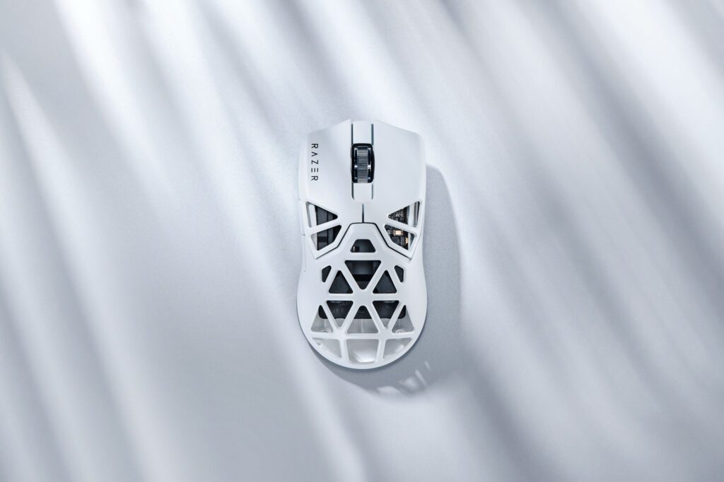 Razer Viper Mini Signature White Edition | Fanaticar Magazin