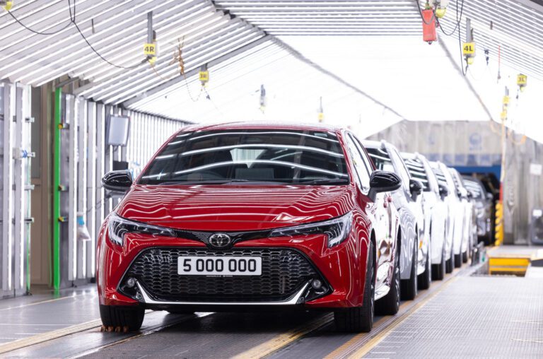 5,000,000th Toyota Corolla at Burnaston, Derbyshire | Fanaticar Magazin