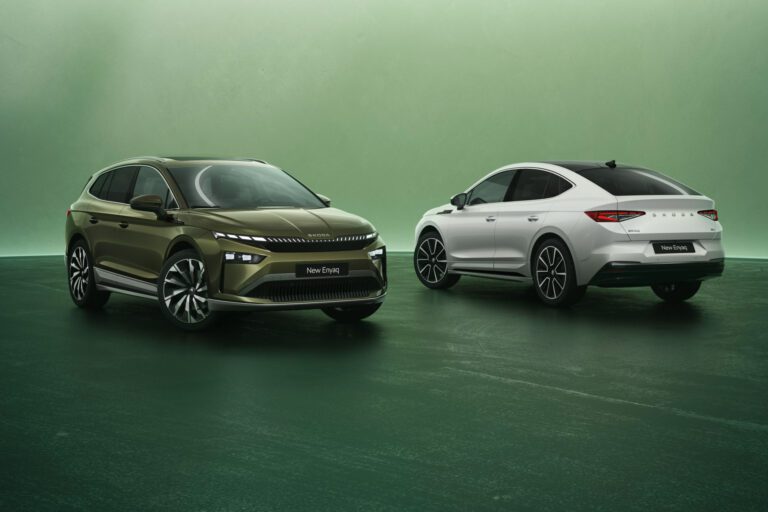 Škoda Enyaq und Skoda Enyaq Coupe mit Modern Solid Design und beleuchteter Frontpartie