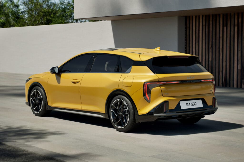 Kia K4 Sparkling Yellow // seitlich hinten